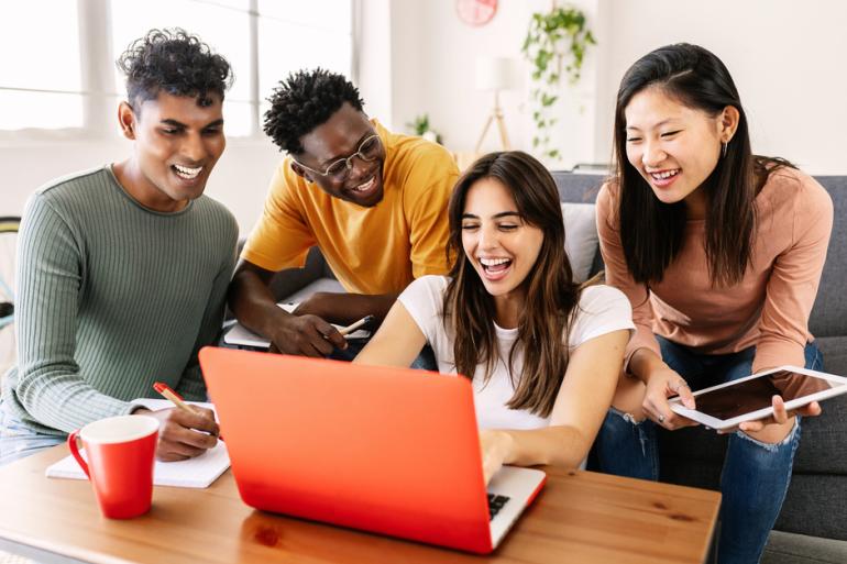 Jóvenes frente a un computador